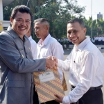 Wakil Bupati Mojokerto Pungkasiadi menyalami salah satu anggota Badan Permusyawaratan Desa (BPD) periode 2019-2025 yang dilantik. 