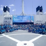 Para Patriot ITS yang mengikuti kegiatan Character Building Pimpinan ITS 2026 di atas kapal perang KRI Surabaya - 591 yang berlayar sampai ke perairan Gresik. (Ist)