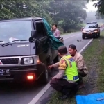 Kendaraan warga Nganjuk yang mengalami kerusakan ditengah hutan wilayah Ngawi.