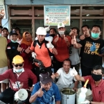 Warga RW 04 Ambengan Batu, Kecamatan Tambaksari menyambut baik penyemprotan disinfektan yang dilakukan GP NasDem Surabaya di wilayah mereka. foto: istimewa