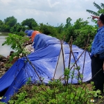 Imam, Kabid OP DPU-SDATR Kabupaten Pasuruan bersama Wakil Ketua DPRD Kabupaten Pasuruan Rusdi Sutejo, melakukan peninjauan ke lokasi plensengan yang ambrol. (foto: ist)