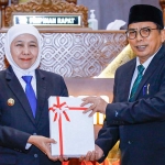 Ketua DPRD Jatim ketika menerima LKPJ Tahun Anggaran 2025 dari Gubernur Khofifah.