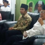 Emil Dardak bersama istrinya Arumi Bachsin dan KH Dr Ir Salahuddin Wahid (Gus Solah) dalam acara ikrar dukungan Kiai, Nyai dan Santri di Pesantren Amanatul Ummah Pacet Mojokerto, Ahad (26/11/2017).