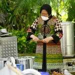 Wali Kota Risma saat ikut membantu menyiapkan kebutuhan di Dapur Umum Covid-19 di Taman Surya Balai Kota.