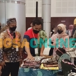 Gubernur Jatim, Khofifah Indar Parawansa, saat meninjau stan di K-UKM Expo ke-9 di Grand City Mall Surabaya. Foto: DEVI FITRI AFRIYANTI/BANGSAONLINE
