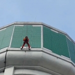 Petugas saat mengevakuasi drone di atas sebuah tower air tua