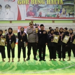 Wakapolres Ngawi, bersama Wakil Bupati Ngawi, Dwi Rianto Jatmiko foto bersama para juara pencak silat di Gelora Bung Hatta, Jl. Ir. Sukarno, Ngawi, Minggu (2/10/2022).