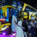 Jamaah haji asal Kecamatan Badas, Kediri, saat turun dari Bus. Foto: Ist.