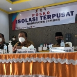 Bupati Jember Hendy Siswanto mengunjungi warga yang melakukan isolasi terpusat (isoter) di Hotel Kebun Agung Jember, Selasa (7/9/2021). (foto: ist)