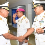 Panglima Koarmada II Laksda TNI Mintoro Yulianto menyalami Laksma TNI I Gusti Kompiang Aribawa yang dilantik sebagai Danlantamal VII.