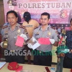 Kapolres menunjukkan alat ritual dan beberapa barang bukti lainnya. foto: GUNAWAN/ BANGSAONLINE