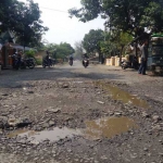 Kerusakan di ruas jalan Gununggangsir. foto: HABIBI/ BANGSAONLINE