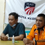 Ketua Umum Ikasi Kota Kediri Katino (kiri) didampingi Ketua Harian Edi Susanto saat memberi pengarahan kepada para atlet anggar di Basecamp Ikasi Kota Kediri, GOR Jayabaya. foto: MUJI HARJITA/ BANGSAONLINE