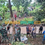Jembatan yang putus akibat derasnya arus sungai ketika banjir di Desa Sidomulyo, Kecamatan Kotaanyar, Kabupaten Probolinggo. Foto: ANDI SIRAJUDIN/BANGSAONLINE