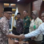Dr. KH Muchammad Irfan Yusuf (Gus Irfan) menyalami jajarannya sesaat menjelang rapat Rencana Pembinaan Training of Trainers dan Diklat Petugas Haji PPIH Arab Saudi Tahun 2026 di kantor Kementerian Haji dan Umrah Jakarta, Selasa (30/12/2025). Foto: Kementerian Haji dan Umrah RI.