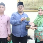 Dr. Lia Istifhama saat menerima penghargaan sebagai Tokoh Muda Inspiratif 2020 dari Forkom Jurnalis Nahdliyin, beberapa waktu lalu. foto: istimewa