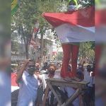 Ketua DPRD Lamongan Abdul Ghofur mengepalkan tangan, saat salah seorang pedagang mengibarkan bendera merah putih.