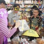 Kapolres Batu bersama Wakil Wali Kota Batu dan dinas terkait melakukan sidak makanan dan minuman kadaluwarsa di toko dan pusat oleh-oleh di Kota Batu.