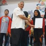  Setiawan Prasetyo, Senior Manager Public Relation & AMP; CSR Semen Indonesia Pabrik Tuban saat menyerahkan trofi dan piagam kepada pemenang.