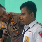 Kapolsek Wonoayu, AKP Hafid Dian Maulidi, saat memotivasi pelajar.