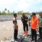 Pj Gubernur Jatim, Adhy Karyono, saat meninjau wilayah terdampak banjir lahar dingin di Lumajang.