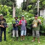 Para pegiat lingkungan lintas komunitas siap menghijaukan Alas Simpenan. (foto: MUJI HARJITA/BANGSAONLINE)