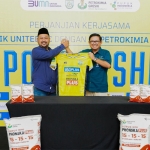 Dirut Petrokimia Gresik Dwi Satriyo Annurogo (kanan) bersama Presiden Klub GU Fandi Akhmad Yani saat simbolis kerja sama sponsorship PG & Gresik United di Gelora Joko Samudro.