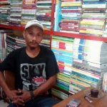 Ilham di gerai bukunya. foto: A ZULVA/ BANGSAONLINE