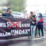 Para pengunjuk rasa ini mencap anggota DPRD tidak Pancasilais.