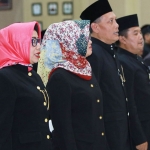 Suliyanah (paling kiri) saat dilantik menjadi Kakan Kesbangpol oleh Wali Kota Batu, Rabu (8/1).