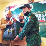 Ketua GPK Jombang, Mujtahidur Ridho (Gus Edo) saat memberikan tali asih kepada veteran. (foto: AAN AMRULLOH/ BANGSAONLINE)