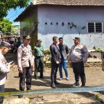 Petugas dari Polres Pasuruan saat berada di lokasi ledakan rumah.