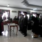 ?Tiga pimpinan Dewan yang dikukuhkan dalam pelantikan oleh ketua Pengadilan Negeri (PN) Mojokerto. Foto:yudi eko purnomo/BANGSAONLINE