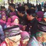 Bupati-Wabup Gresik, Sambari-Qosim (tengah berpakaian hitam) menyalami satu per satu JCH saat hendak berangkat. foto: SYUHUD/ BANGSAONLINE