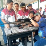 Machfud Arifin uji coba kemampuanya dalam menembak.