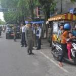 Satpol PP saat menertibkan PKL dan para pengendara yang parkir sembarangan. (imron/BangsaOnline.com)