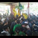 Aksi demo generasi muda NU di DPRD Surabaya, Senin (25/4).
