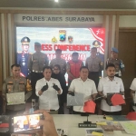 Polrestabes Surabaya ungkap aksi pencurian dengan modus pecah kaca yang memakan 8 korban mulai Oktober hingga November 2023.