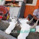 Purwadi sedang mengerjakan topeng barongan. foto: RONY SUHARTOMO/ BANGSAONLINE