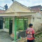 Warga saat gotong royong membongkar rumah Cholifah, salah satu warga miskin yang mendapat program bantuan bedah rumah dari Pemkab Pasuruan.