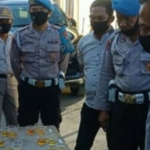 Wakapolres Sampang saat melihat hasil tes urine anggotanya. (foto: ist).