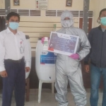 Field Operation Manager PHE WMO, Muchamad Yani menyerahkan bantuan berupa APD beserta perlengkapannya kepada Camat Tanjung Bumi Imam Mahfud di Kantor Kecamatan setempat, Ahad (3/5).