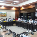 PGRI Jatim hearing dengan Komisi E DPRD Jatim untuk mengadukan nasib guru honorer K2. foto: DIDI ROSADI/ BANGSAONLINE