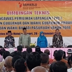 Dari kiri: Anggota Divisi hukum dan penindakan Muhammad Nasrup, SH, Ketua Panwaslu selaku Divisi Pengawasan dan Pencegahan Hubungan Lembaga Achmari S.Pdi, Anggota Divisi SDM dan Organisasi Aryunani SPd dan paling kanan Kepala Sekretariat Panwaslu Kabupaten Pasuruan Alfan Wahyudi, SE. Foto: ANDY F/BANGSAONLINE