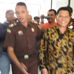 Kadinkes nonaktif  M. Nurul Dholam saat digelandang ke Lapas Banjarsari, beberapa waktu lalu. foto: Syuhud/ BANGSAONLINE