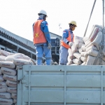 Petugas saat menaikkan semen ke truk untuk pendistribusian. Foto: Ist