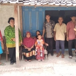 Staf Dinsos (berbaju batik menggendong anak kecil) mengawal OT sampai tujuan.