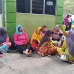 Keluarga korban menunggu di depan RSUD Dr. Muhamad Saleh Kota Probolinggo.