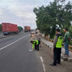 Polisi saat olah TKP kecelakaan di Jembatan Layang Trosobo, Sidoarjo.