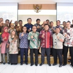 Wali Kota Kediri Abdullah Abu Bakar (baju batik merah) foto bersama usai rapat TPID. foto: ist